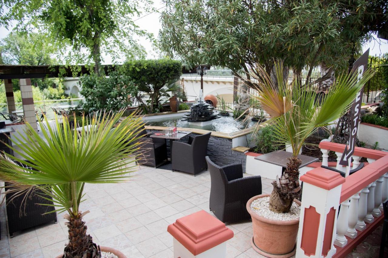 Hotel Restaurant Mon Auberge Lunel  Exterior foto